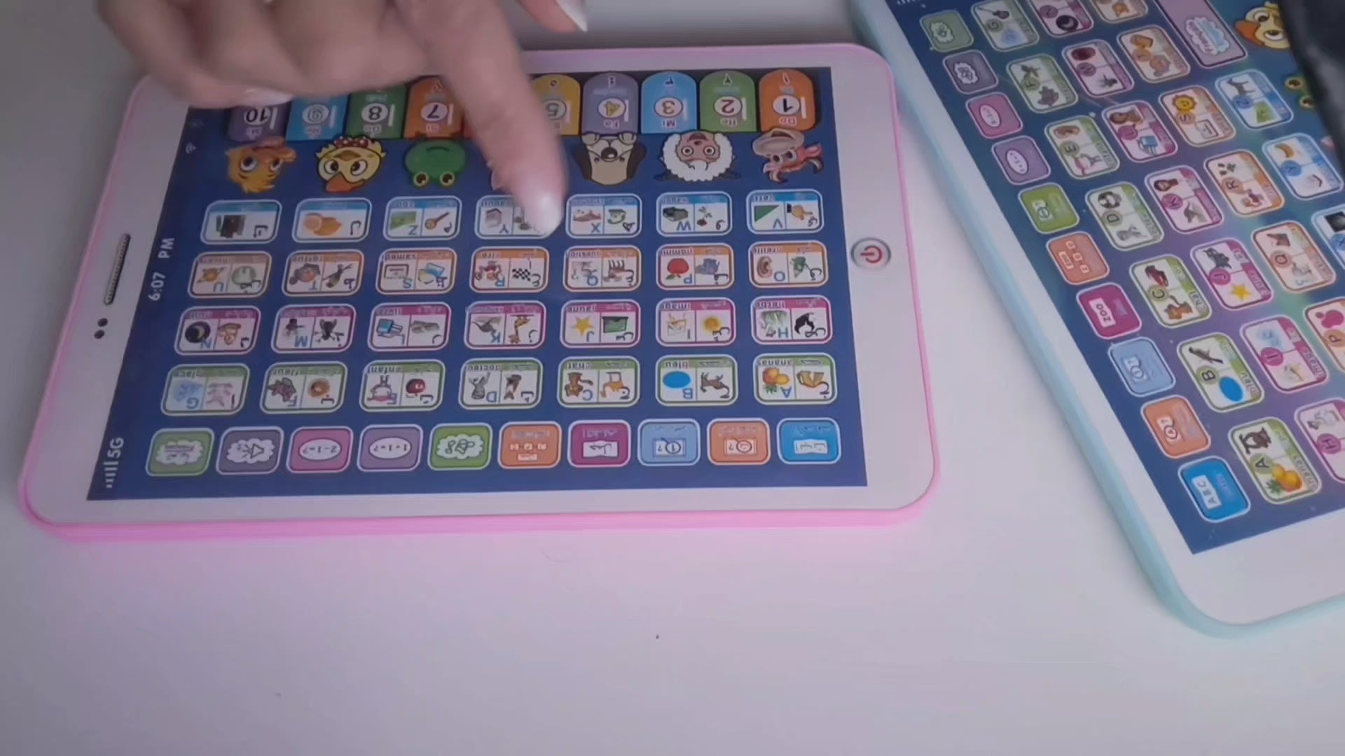 Charger la vidéo : 🎁 Apprendre en s’amusant, le plus beau des cadeaux !                                                                   🌍 Français – Anglais – Arabe : choisissez la langue, et laissez la magie opérer .                     Votre enfant découvre, joue et apprend tout en s’amusant.                                                                🎵✨💡 Une tablette simple d’utilisation, ludique et éducative, qui éveille la curiosité et renforce la confiance.Idéale dès le plus jeune âge pour un apprentissage tout en douceur.                               💖🛒 Offrez-lui le plaisir d’apprendre chaque jour .